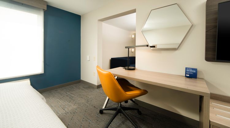 Holiday Inn Express Hotel & Suites Suite