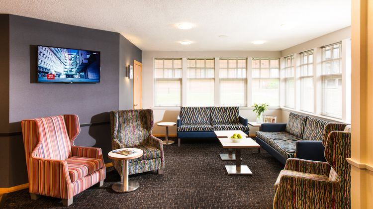 Leonardo Inn Hotel Aberdeen Airport Lobby