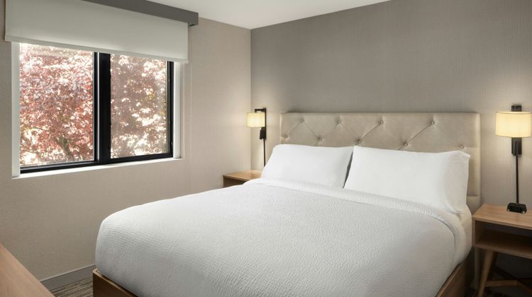 Four Points by Sheraton Downtown Seattle Room