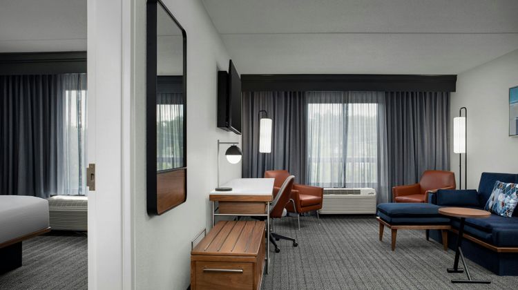 Courtyard Bloomington Room