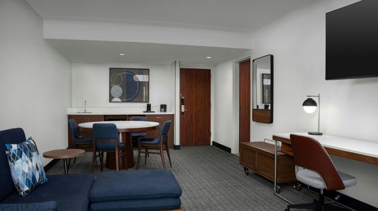 Courtyard Bloomington Room