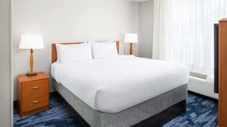 Fairfield Inn & Suites Marianna Room