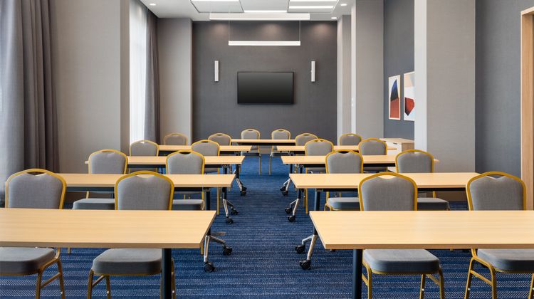 Holiday Inn Express Aeroport Montreal Meeting