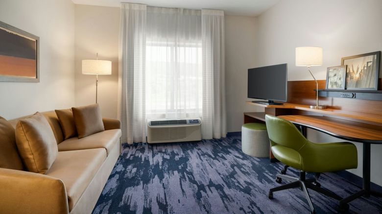 <b>Fairfield Inn & Suites Bristol Room</b>. Images powered by <a href="https://www.leonardoworldwide.com/" title="Leonardo Worldwide" target="_blank">Leonardo</a>.