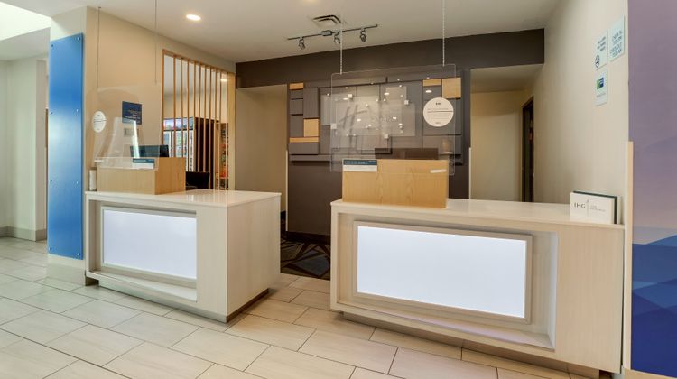 Holiday Inn Exp & Stes Bryan-Montpelier Exterior