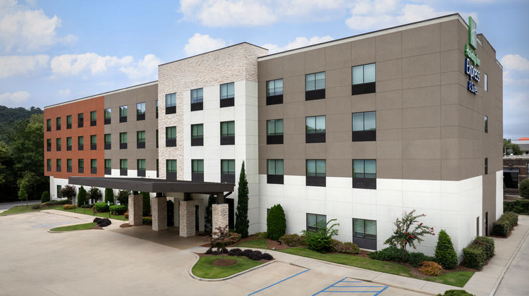 Holiday Inn Express & Suites Birmingham Exterior