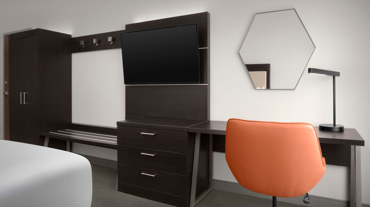 Holiday Inn Express/Suites Birmingham N Suite