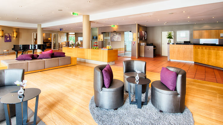 Leonardo Hotel Hamburg Airport Lobby