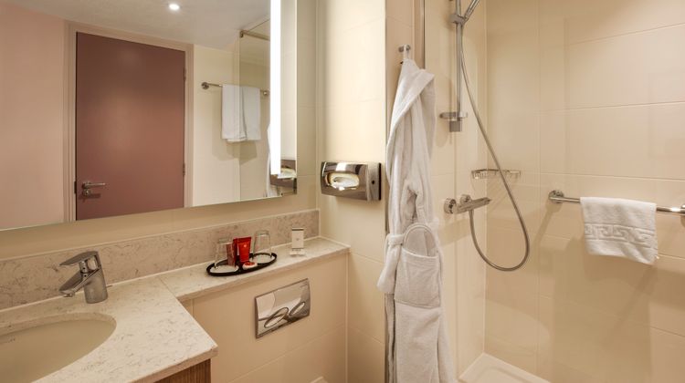 Leonardo London Heathrow Airport Room