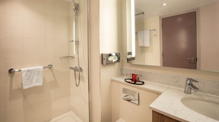 Leonardo London Heathrow Airport Room