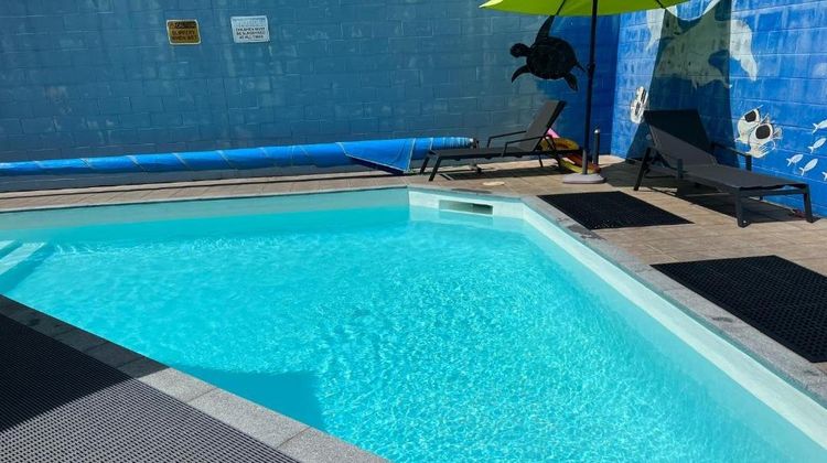 Ambassador Motor Inn Pool