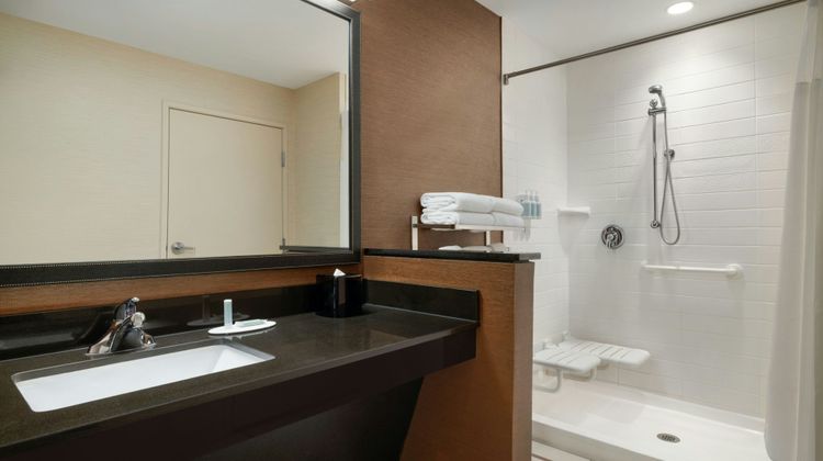 Fairfield Inn & Suites Bristol Room