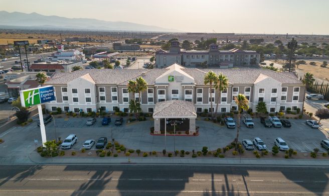Holiday Inn Express Hotel & Suites Exterior