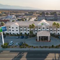 Holiday Inn Express Hotel & Suites