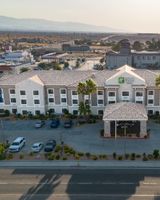 Holiday Inn Express Hotel & Suites