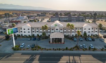 Holiday Inn Express Hotel & Suites