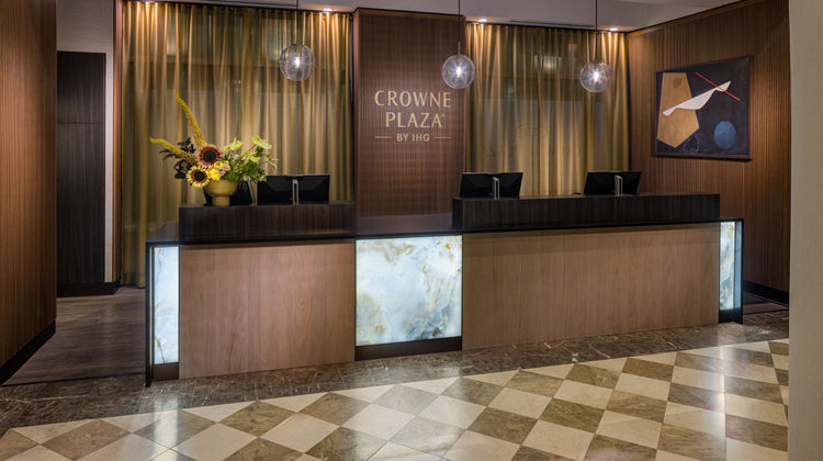 Crowne Plaza Cleveland at Playhouse Sq Exterior