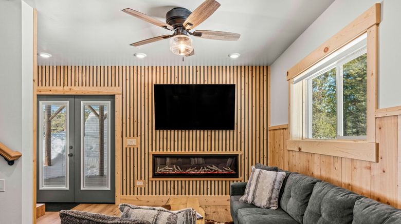 <b>SpringHill Stes Island Park Yellowstone Room</b>. Images powered by <a href="https://www.leonardoworldwide.com/" title="Leonardo Worldwide" target="_blank">Leonardo</a>.