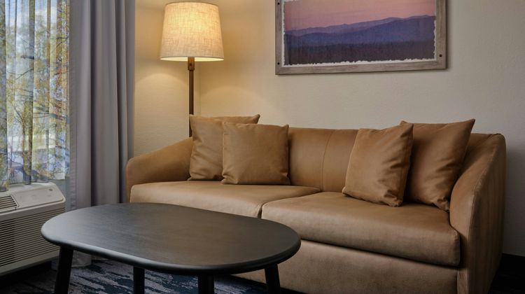 Fairfield Inn & Suites Brunswick Room