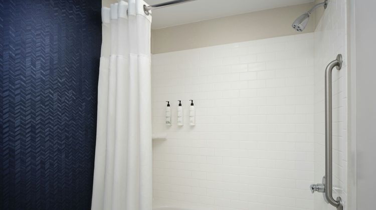 Fairfield Inn & Suites Brunswick Room