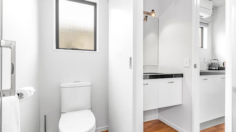 <b>Auckland Airport Motel Room</b>. Images powered by <a href="https://www.leonardoworldwide.com/" title="Leonardo Worldwide" target="_blank">Leonardo</a>.