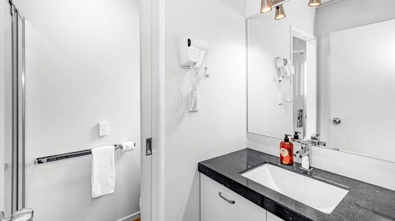 <b>Auckland Airport Motel Room</b>. Images powered by <a href="https://www.leonardoworldwide.com/" title="Leonardo Worldwide" target="_blank">Leonardo</a>.