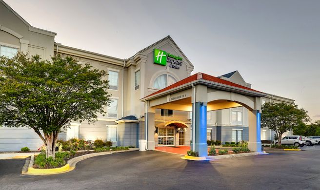 Holiday Inn Express Hotel & Suites Exterior
