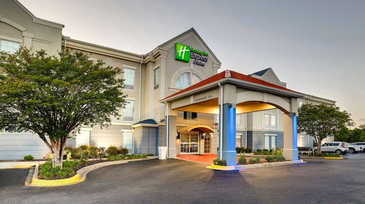 Holiday Inn Express Hotel & Suites Exterior