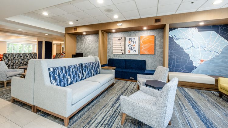 Holiday Inn Express Hotel & Suites Exterior
