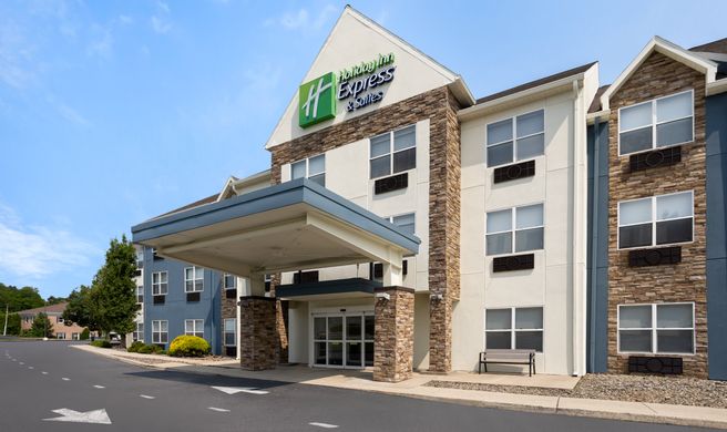Holiday Inn Express & Suites Wyomissing Exterior