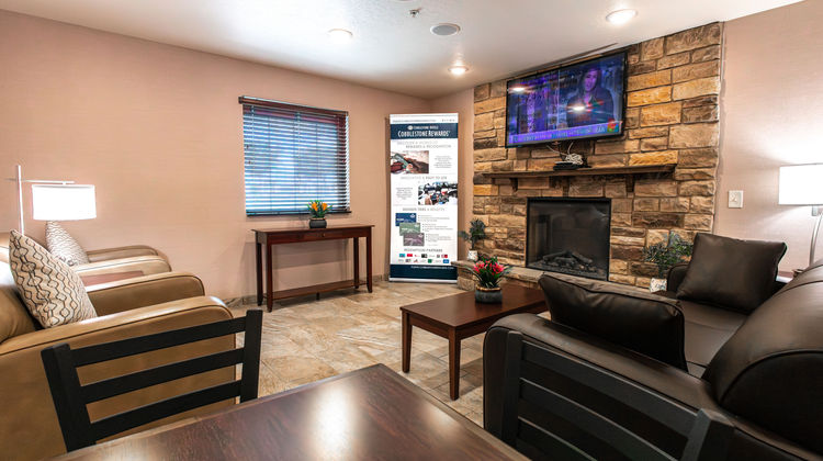 Cobblestone Inn & Suites, Big Lake Lobby