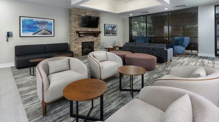 Four Points by Sheraton Kansas City Arpt Lobby