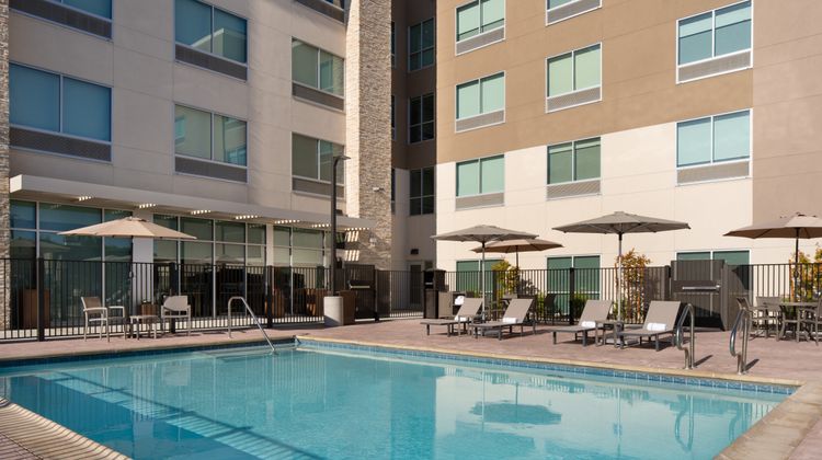 Holiday Inn Express & Suites Fresno Arpt Pool