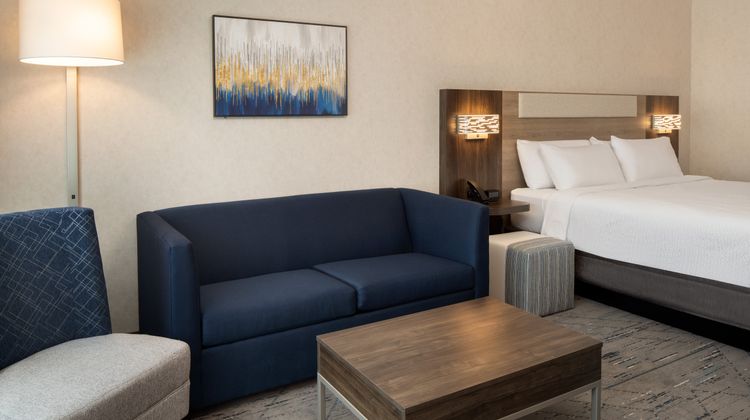 Holiday Inn Express & Suites Fresno Arpt Room