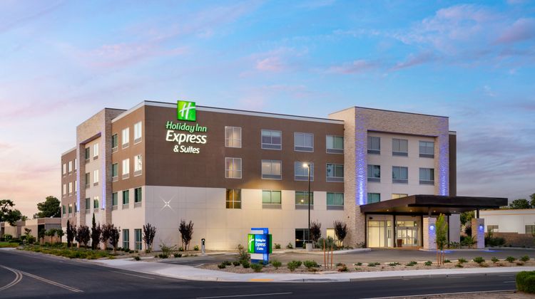 Holiday Inn Express & Suites Fresno Arpt Exterior