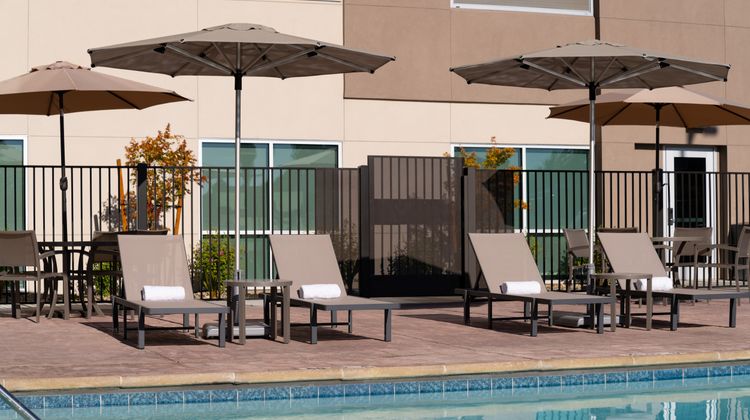 Holiday Inn Express & Suites Fresno Arpt Pool