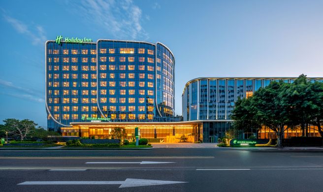 Holiday Inn Exhibition Center Exterior