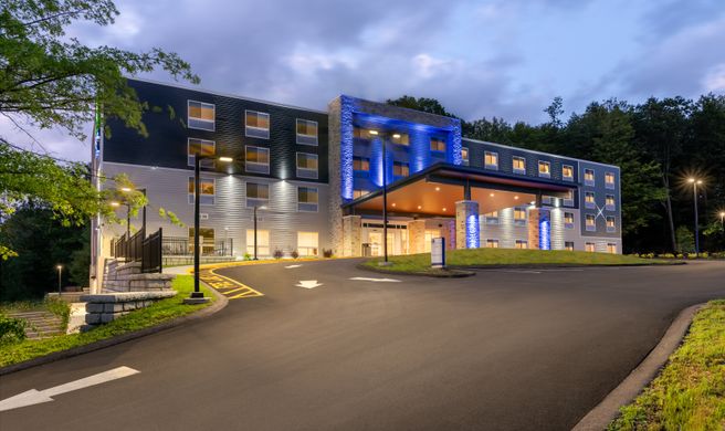 Holiday Inn Express & Suites Berkshires Exterior