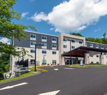 Holiday Inn Express & Suites Berkshires Exterior