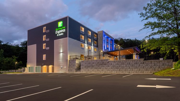 Holiday Inn Express & Suites Berkshires Exterior