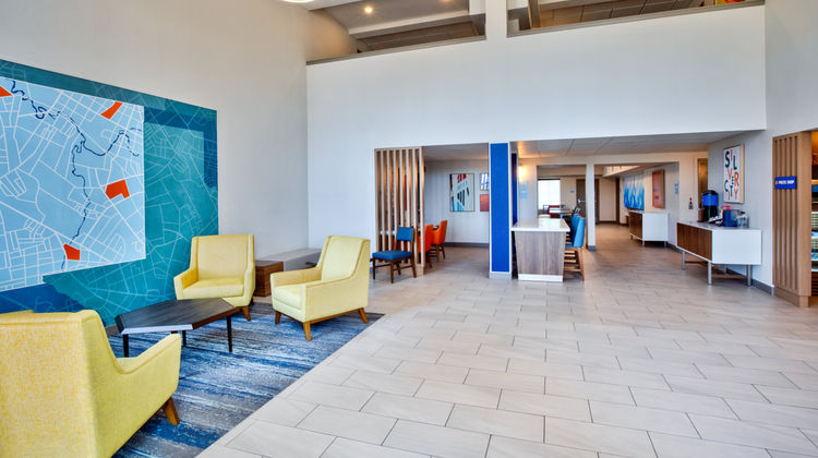 Holiday Inn Express Exterior