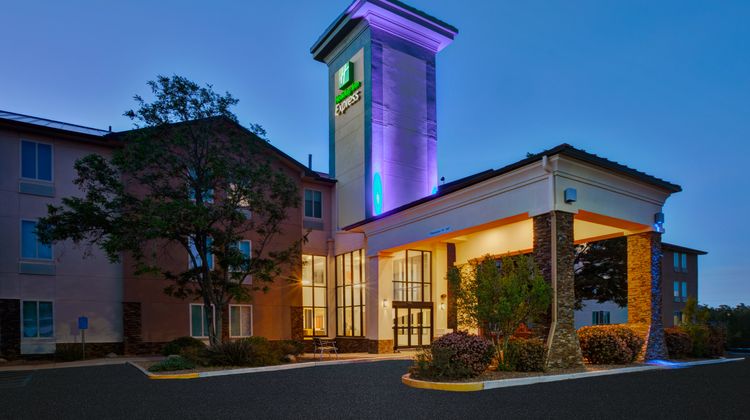 Holiday Inn Express Exterior