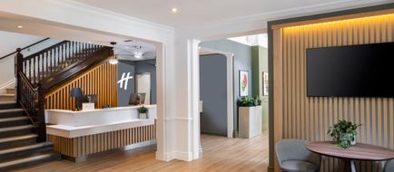 Holiday Inn Farnborough Exterior