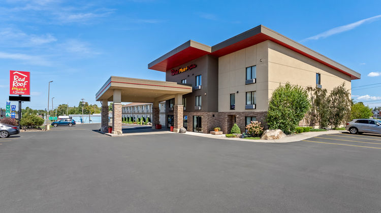 Red Roof PLUS+ & Suites Malone Exterior