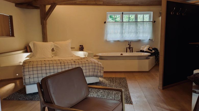 <b>La Grenouillere Hotel Suite</b>. Images powered by <a href="https://www.leonardoworldwide.com/" title="Leonardo Worldwide" target="_blank">Leonardo</a>.