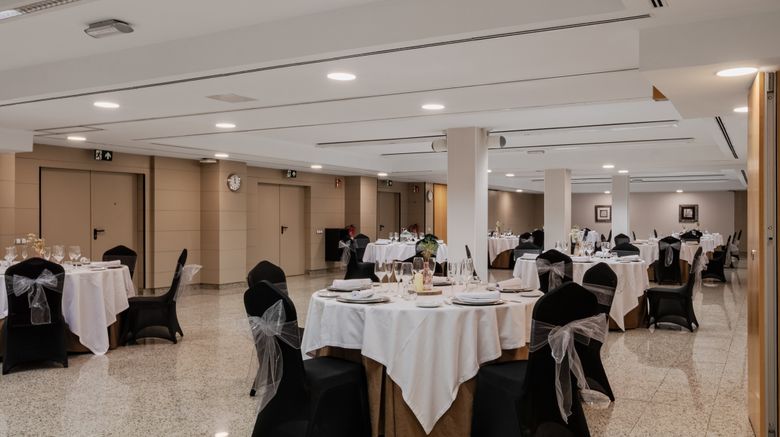 <b>Crowne Plaza Hotel Madrid Airport Ballroom</b>. Images powered by <a href="https://www.leonardoworldwide.com/" title="Leonardo Worldwide" target="_blank">Leonardo</a>.