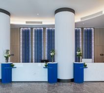 Holiday Inn Exp Intl Duty Free Exterior