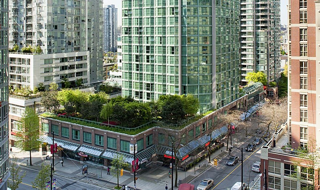Rosedale on Robson Suite Hotel Exterior