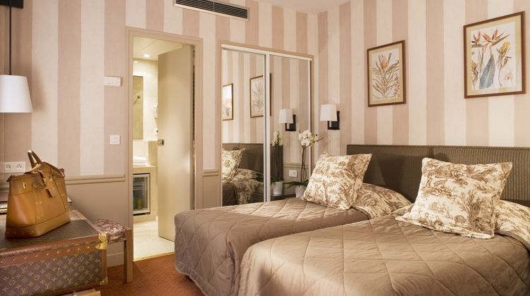 Des Deux Iles Hotel Room