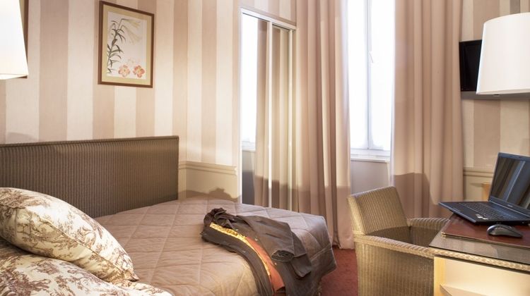 Des Deux Iles Hotel Room